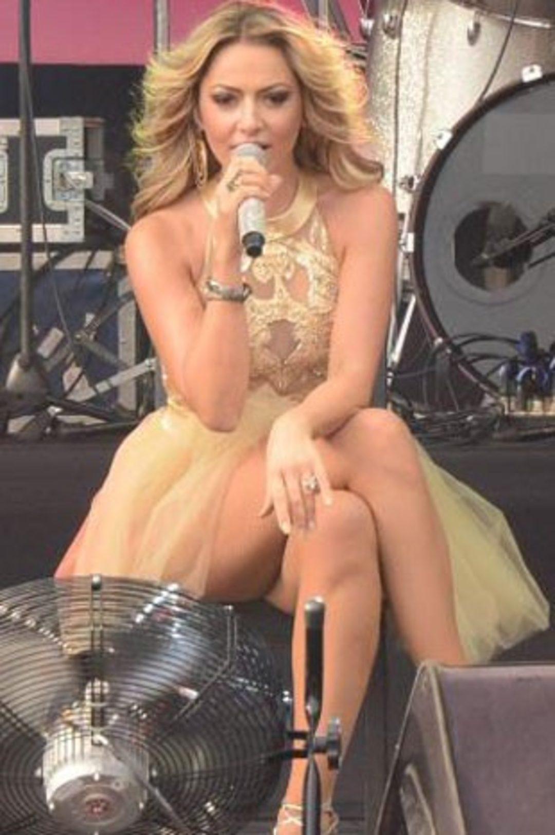 Hadise sexsi bacaklar