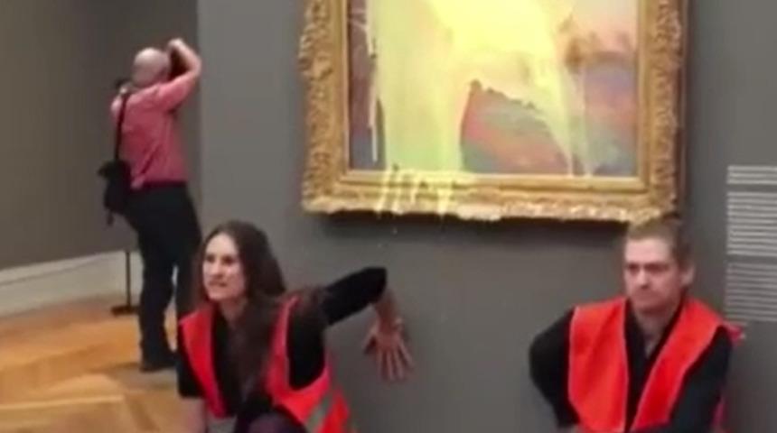 Van Gogh'tan sonra Claude Monet... 110 milyon dolarlık tabloya patates püreli saldırı