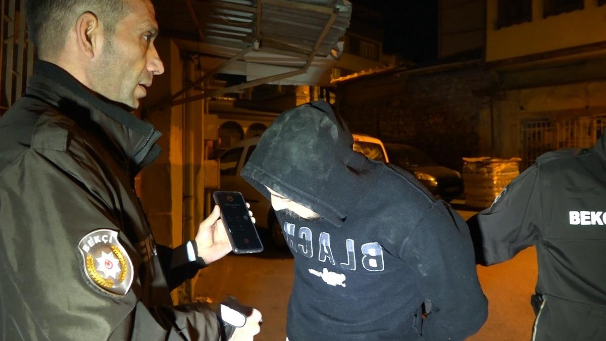Bursa'da 530 yıllık medresenin kurşun levhalarını &ccedil;alarken su&ccedil;&uuml;st&uuml; yakalandı, ka&ccedil;an ortağıyla telefonda konuştu
