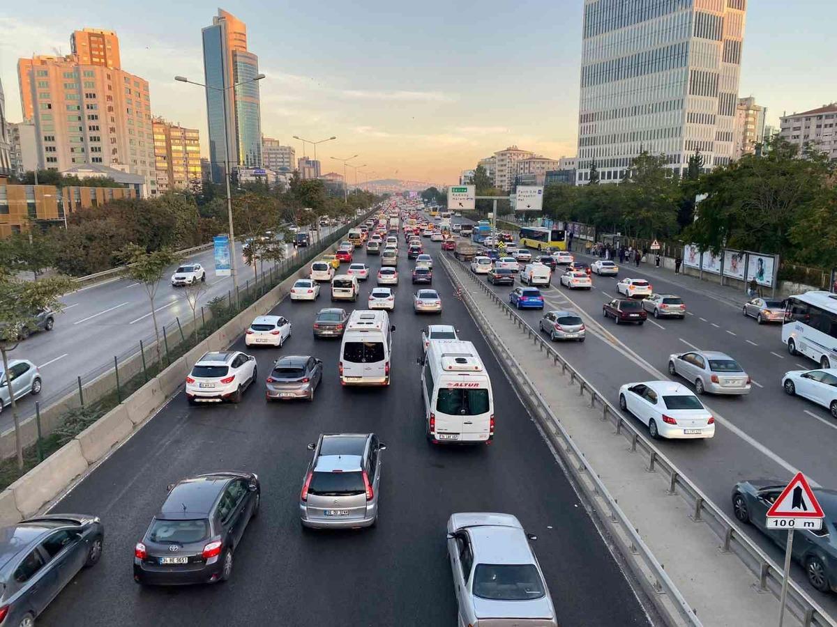 İstanbul&rsquo;da haftanın ilk g&uuml;n&uuml; trafik yoğunluğu y&uuml;zde 51&rsquo;e ulaştı