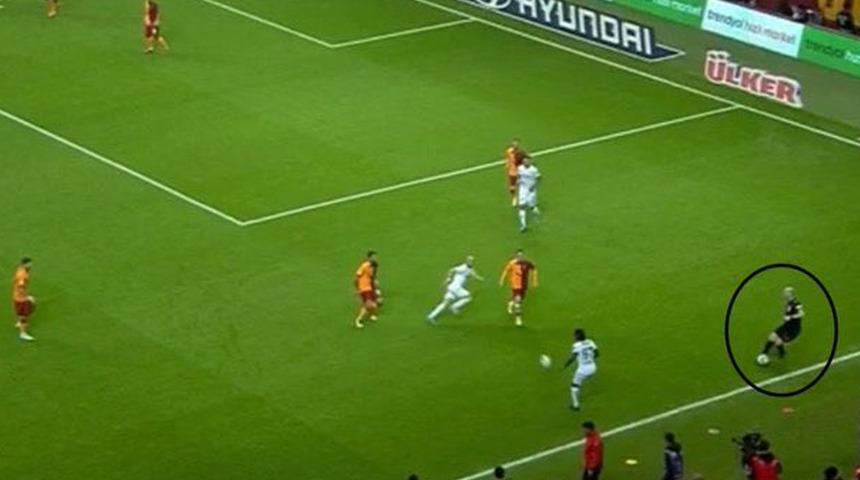 Galatasaray maçı bitti ama taraftarın öfkesi dinmiyor! Yardımcı hakemin oyuna girip topa vurması gündemin ana maddesi haline geldi...