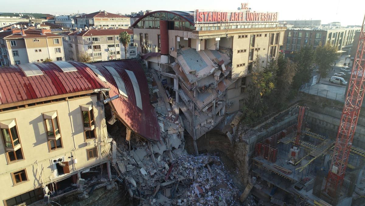 K&uuml;&ccedil;&uuml;k&ccedil;ekmece'de &uuml;niversite binasındaki hasar drone ile g&ouml;r&uuml;nt&uuml;lendi