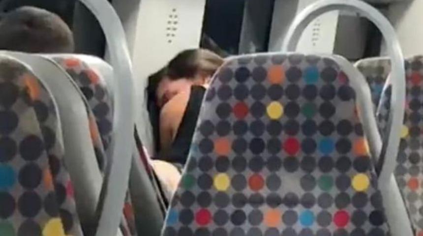 Seyir halindeki trenin içinde diğer yolculara aldırış etmeden cinsel ilişkiye girdiler! Skandal görüntüler sosyal medyada tepki topladı