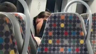 Seyir halindeki trenin içinde diğer yolculara aldırış etmeden cinsel ilişkiye girdiler! Skandal görüntüler sosyal medyada tepki topladı