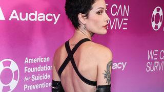 Halsey geceye damga vurdu! Göğüs uçlarının belli olmasını umursamadı