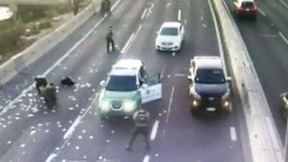 Görenler gözlerine inanamadı! Kumar soygunu yapan hırsızlar para dolu çantayı otoyola fırlattı... Tüm yol parayla kaplandı