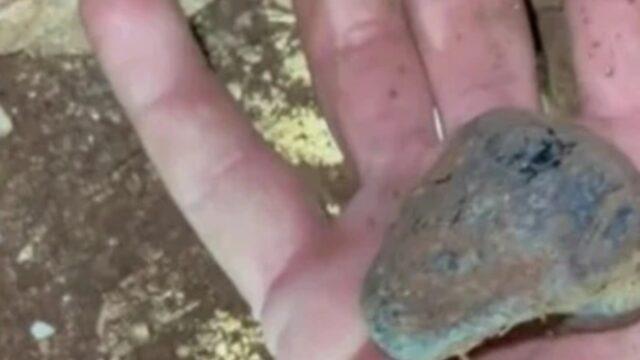 Akşam yürüyüşünde ayağına takılan taşın değeri dudak uçuklattı! “O kadar şaşkınım ki...”