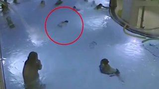 Havuzda boğulan çocuğun çırpınışlarını böyle izlediler