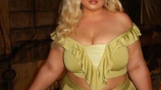 Hep aynısını yapıyor! Büyük beden model Isabel Nicholls Nall yatağına oturup iç çamaşırıyla poz vermeye doyamadı