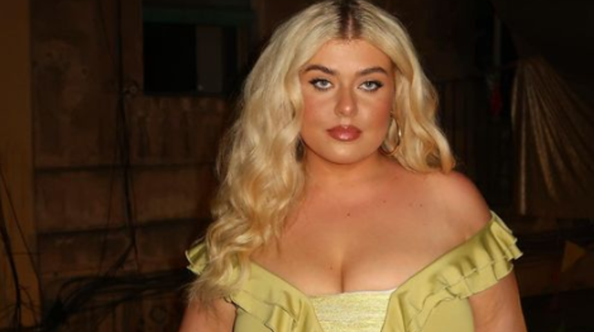 Hep aynısını yapıyor! Büyük beden model Isabel Nicholls Nall yatağına oturup iç çamaşırıyla poz vermeye doyamadı