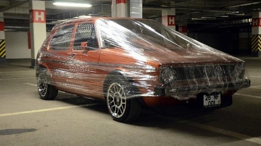 İz kalmasın diye aracını stre&ccedil; film ile sarıyor