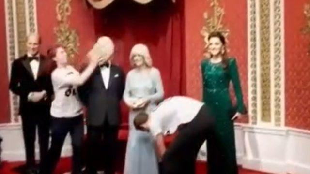 İklim aktivistlerinin hedefinde bu kez İngiltere Kralı Charles’in balmumu heykeli vardı! Yüzünün ortasına pasta fırlattılar