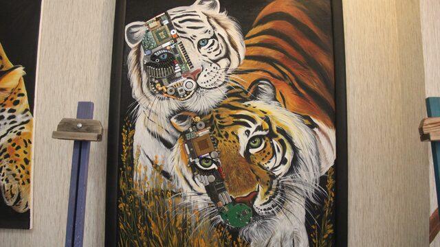 Elektronik malzemeleri kullanarak yaptığı tabloları görenler hayran kalıyor