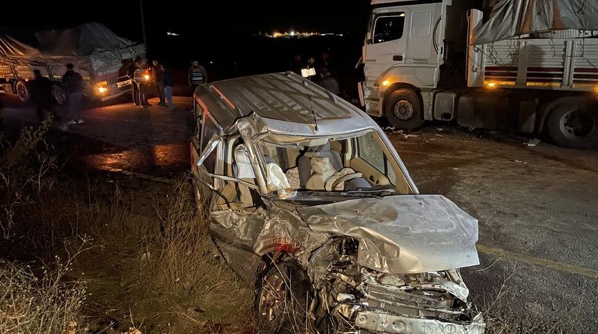 Nevşehir'de feci kaza! İki tıra birden çarpan araç hurdaya döndü: 1 ölü, 1 ağır yaralı