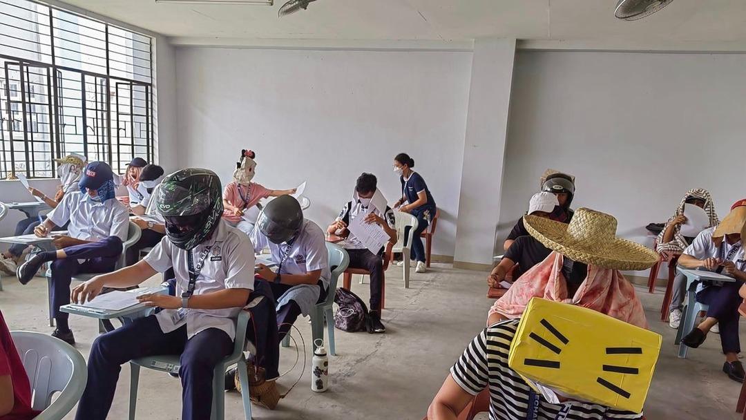 Sosyal medyada g&uuml;ndem oldu! Filipinler&rsquo;de bir &ouml;ğretmenin kopya &ouml;nleme uygulaması herkesi şaşırttı