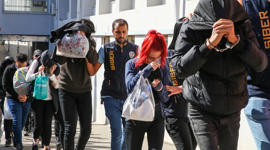 Dolandırıcılık şebekesi, hesap sahiplerini asgari &uuml;cretle maaşa bağlamış