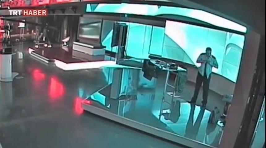 TRT'de darbe bildirisini okuyacak Yarbay kameralara böyle yakalandı