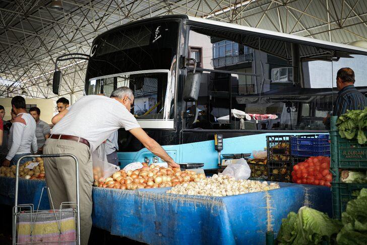 Antalya'da pazarcı esnafını çileden çıkaran olay! Görünce isyan etti: Yerimi işgal etmiş, ben de otobüsü satacağım G5