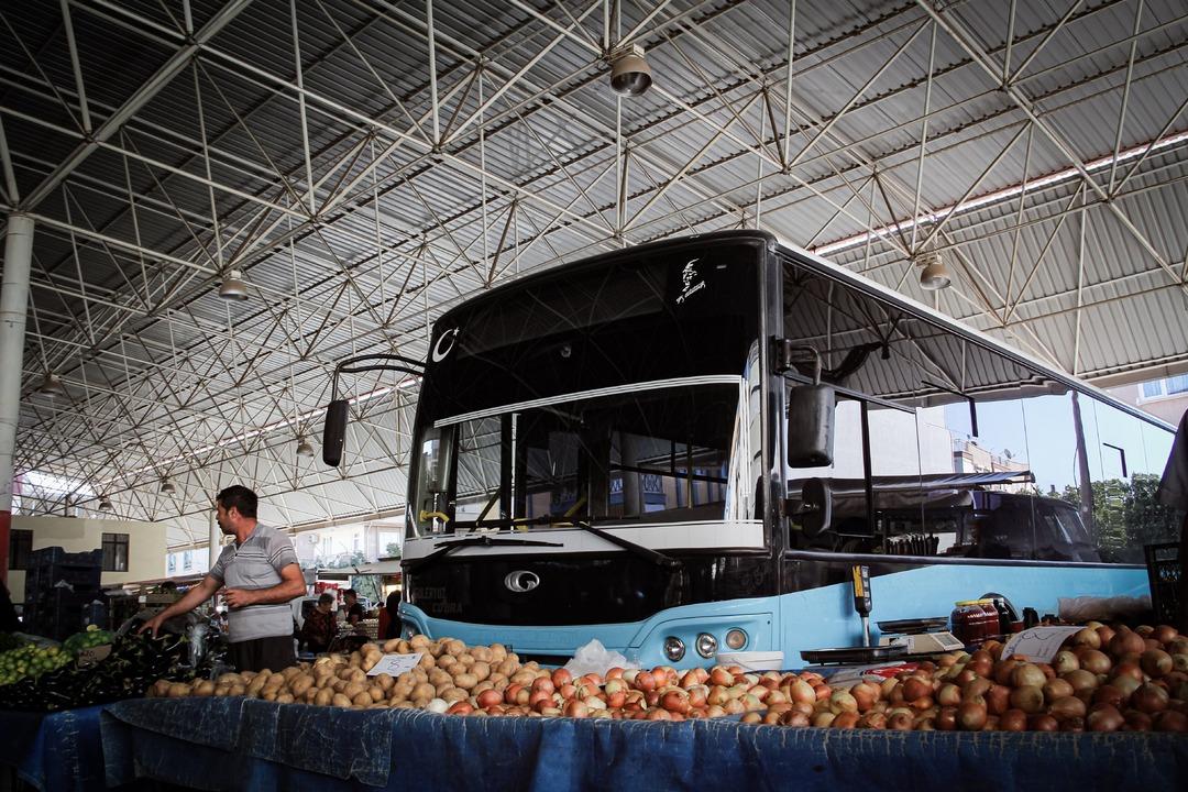 Antalya'da pazarcı esnafını &ccedil;ileden &ccedil;ıkaran olay! G&ouml;r&uuml;nce isyan etti: Yerimi işgal etmiş, ben de otob&uuml;s&uuml; satacağım