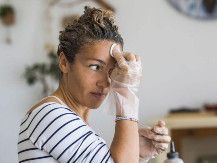 SAÇ BOYASININ BULAŞMASINI ÖNLER 