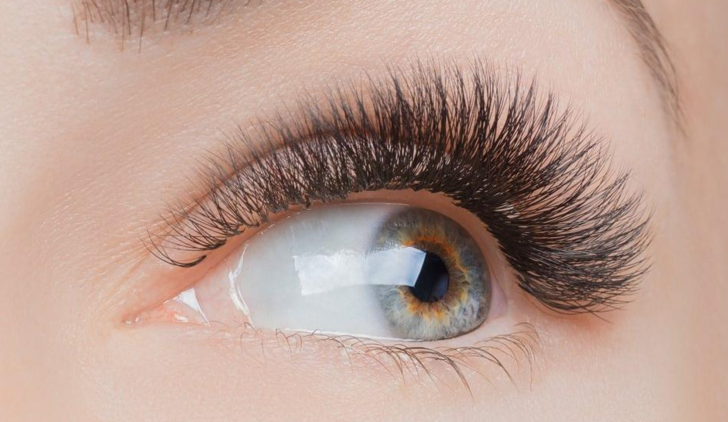 KİRPİK BAKIMI YAPAR 