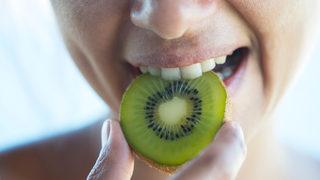 Şimdiye kadar hep yanlış yapmışız: Kabuklarını soyunca vitaminin çoğu çöpe gidiyor!