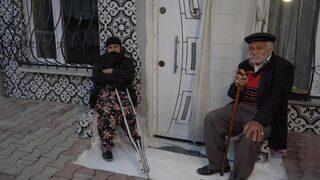 Ev sahiplerinin kapıya attığı yaşlı çiftten yürek burkan sözler! 'Televizyona çıktığımız için çocuklarımız bizden utandı'