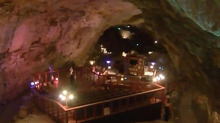 Mağarada yerin 200 metre altında mahsur kaldılar! Bir 'suitte' kurtarılmayı bekliyorlar