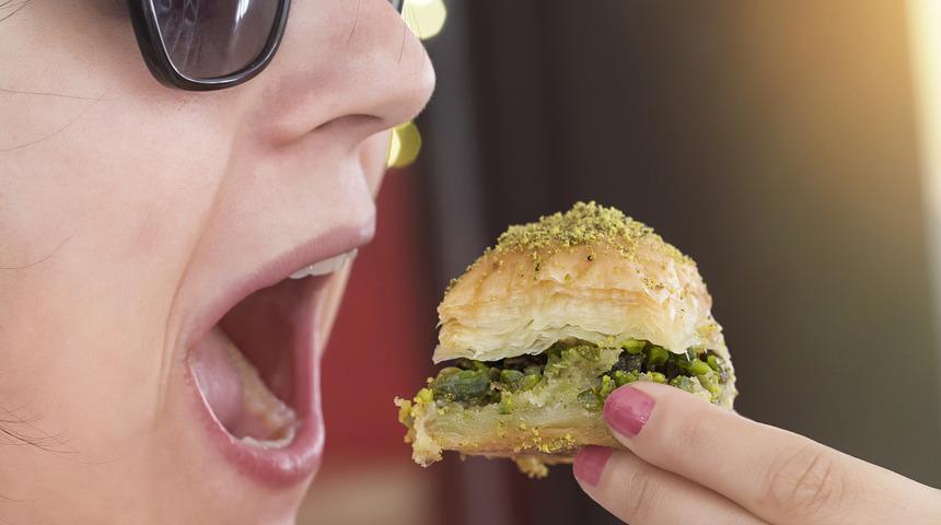 &Ccedil;atal bı&ccedil;ak takımları &ccedil;&ouml;pe: Elle yemek daha doğru