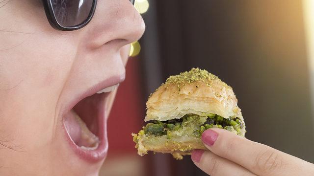 Çatal bıçak takımları çöpe: Elle yemek daha doğru