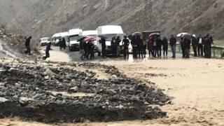 Hakkari'de sel ve heyelan yolları kapattı
