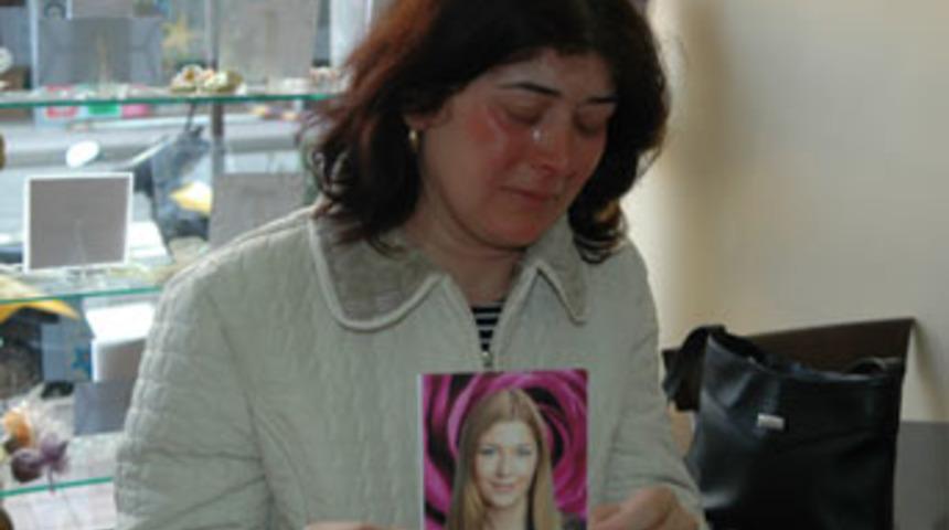 G&ouml;z&uuml; yaşlı anne kayıp kızını arıyor