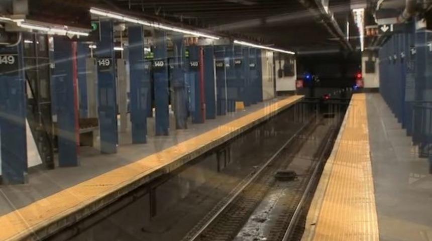 Resmen ölüme sürüklendi! Elbisesi metro vagonunun kapısına sıkışınca...