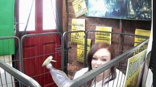 Böyle protesto görülmedi! 24 saat boyunca idrar kokulu bir kafeste kilitli kaldı