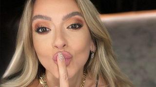 Yine çok cesur! Hadise bornozlu pozlarını paylaştı
