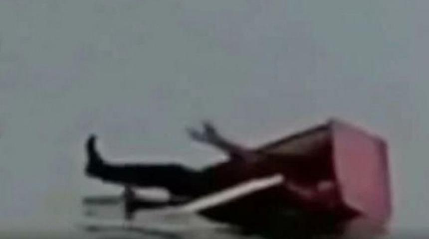 Mucize kurtuluş! Teknesi battıktan sonra 6 saat boyunca buzdolabının içinde mahsur kaldı