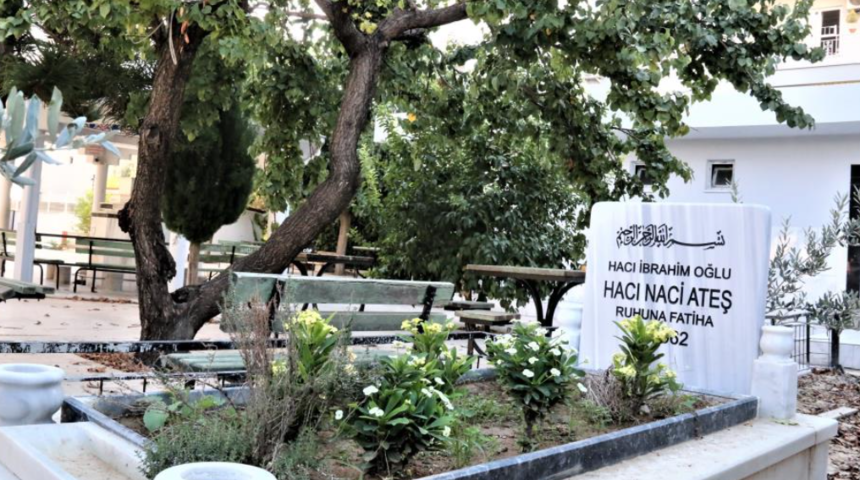 Ölmeden mezarını yaptırdı! Mezar taşının arkasında dikkat çeken not: Vasiyetinizi yerine getirmeye mecburum