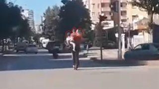  Kucakta bebekle scooter yolculuğu! Yaşanan ölümler umurlarında olmadı