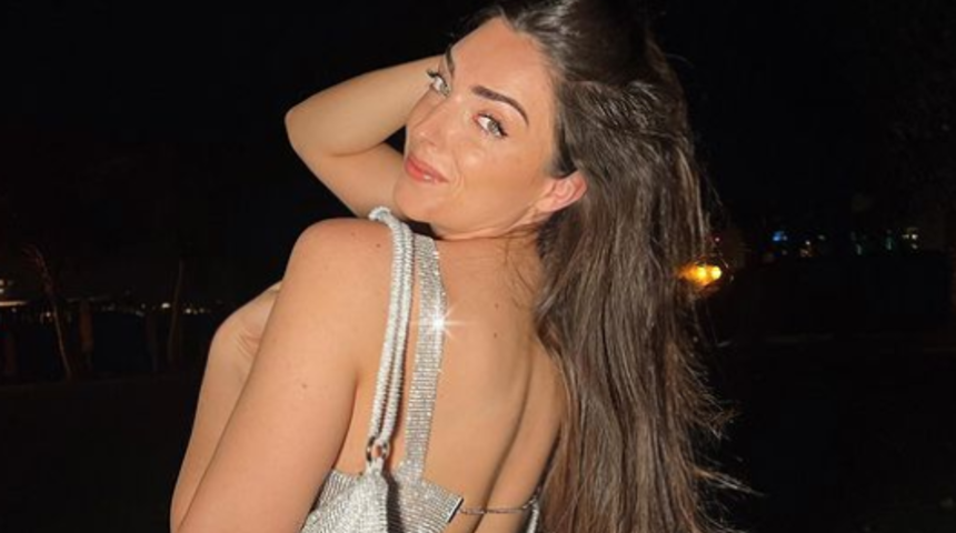 Sosyal medya fenomeni Nelly London, Cadılar Bayramı ruhuna çabuk girdi! Balkabağını kafasına geçirdi, iç çamaşırıyla poz verdi