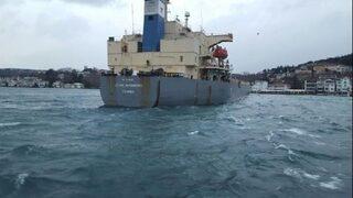 Yeniköy'de kuru yük gemisi karaya oturdu