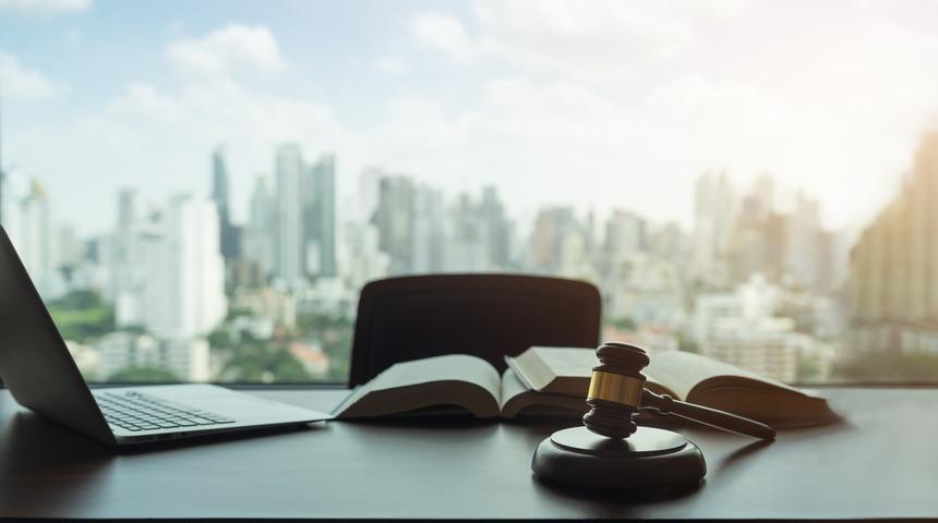 'Kalça ve göğsüme dokundu' demişti! O avukat hakkında skandal iddialar: Etek giyilmesini isterdi