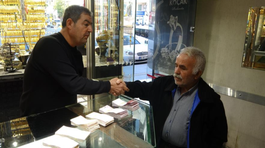 Haberi televizyonda görür görmez kuyumcuya koştu! 'Parayı sayınca fazla olduğunu anladım'