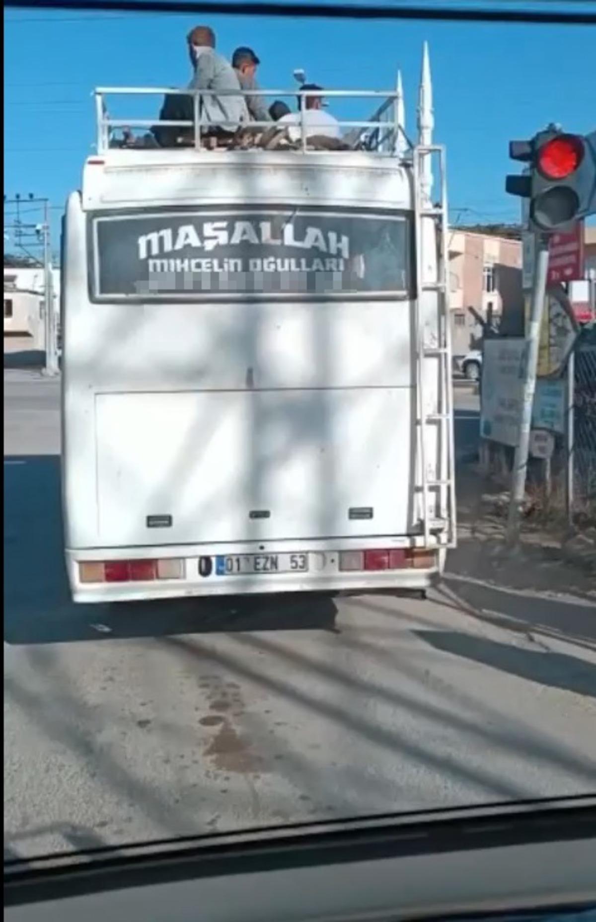 Tarım iş&ccedil;ilerinin tavanında yolculuk ettiği midib&uuml;s, trafikten menedildi