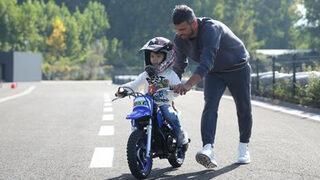 Kenan Sofuoğlu motosikleti çalınan çocuğa oğlunun motosikletini hediye etti