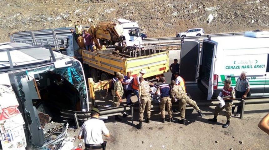 Yolcu otobüsü devrildi: 4 ölü, 31 yaralı