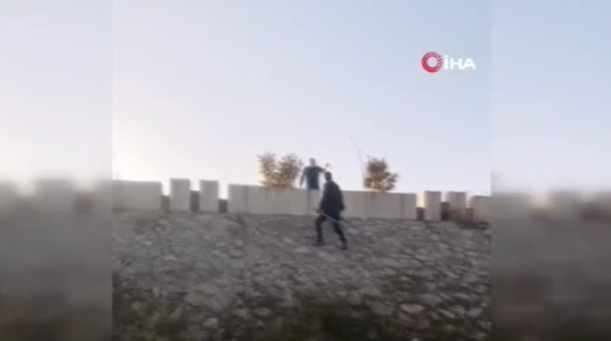 'Sakatım' numarasıyla dileniyordu! Yakalanacağını anlayınca yürümeye başladı