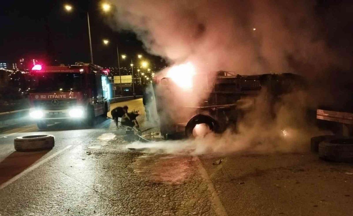 Takla atıp s&uuml;r&uuml;klenen kamyonet yandı, s&uuml;r&uuml;c&uuml;y&uuml; polis kurtardı