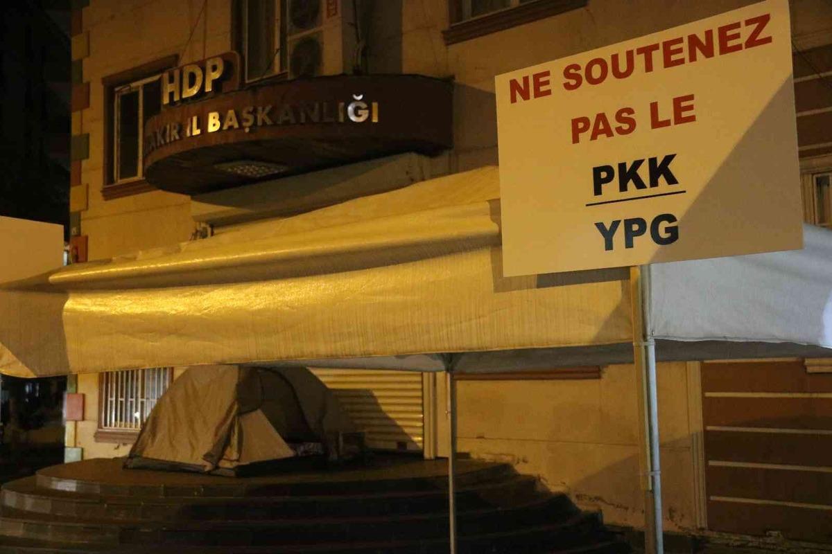 &Ccedil;aresiz baba evladının g&ouml;t&uuml;r&uuml;ld&uuml;ğ&uuml; kapıda gece &ccedil;adır kurarak bekliyor