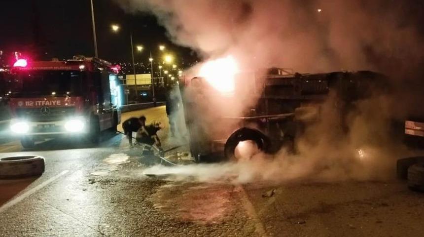 Sürücüyü polis kurtardı! Takla atıp sürüklenen kamyon alev topuna dönüştü