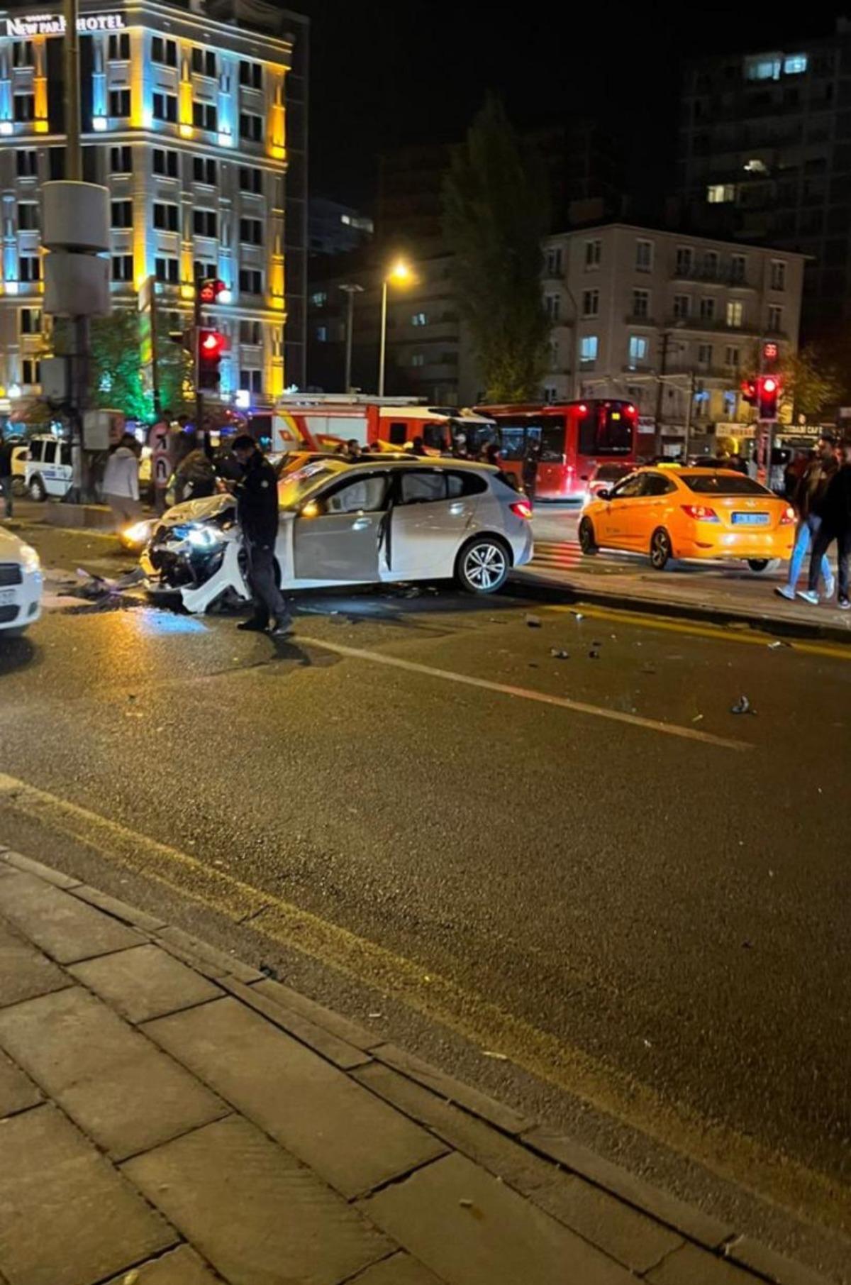 Ankara'da taksi ile otomobil &ccedil;arpıştı: 3 yaralı